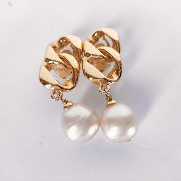 Pristine Vintage Chanel Gold-Plated Clip On Earrings with Drop Baroque Pearls - Picture 1 of 11
